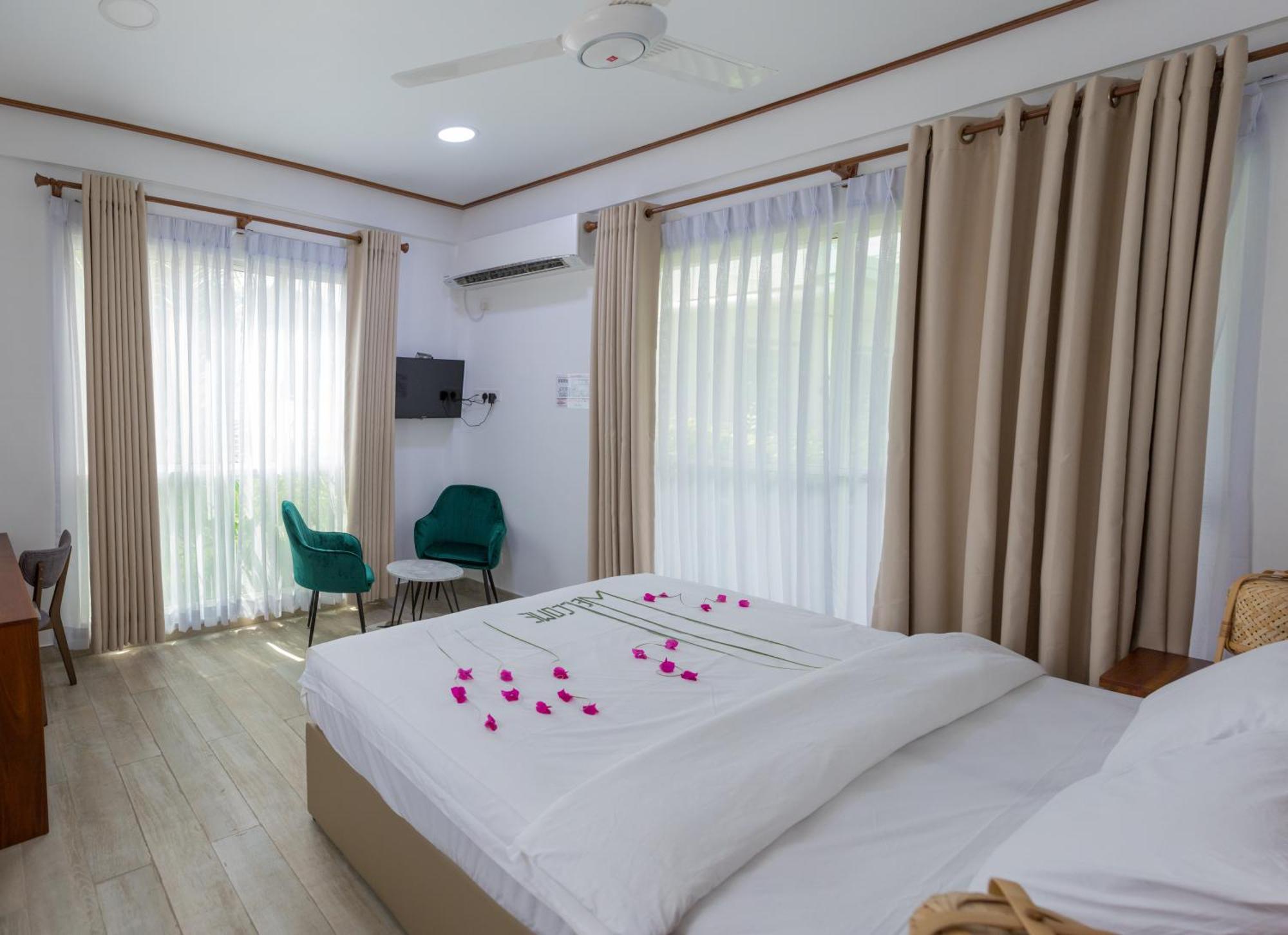 Hotel Nihaali Maldives Kudarikilu Esterno foto